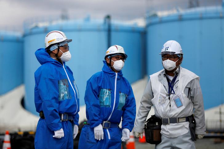 Рабочие видны перед резервуарами для хранения радиоактивной воды на атомной электростанции "Фукусима-дайити" компании Tokyo Electric Power Co. Фото: файл REUTERS