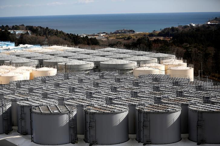 Резервуары для хранения радиоактивной воды видны на атомной электростанции Фукусима-дайити в городе Окума, префектура Фукусима. Фото: файл REUTERS